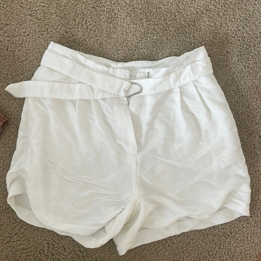 H&M High waisted white shorts with tie belt - Picture 1 of 1